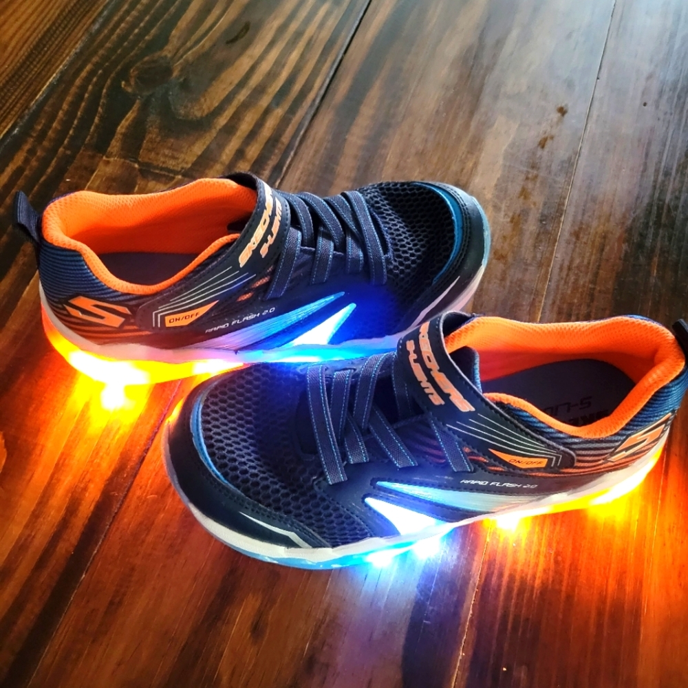 NEW NO TAGS Young boy Skechers sneakers (w lights)